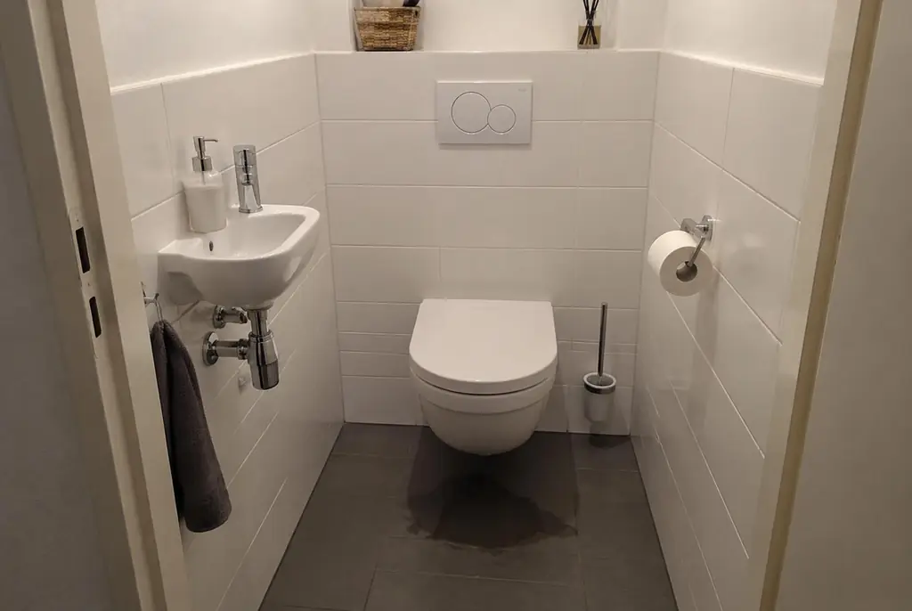 Lekdetectie Zevenhoven – natte vloer bij een toilet