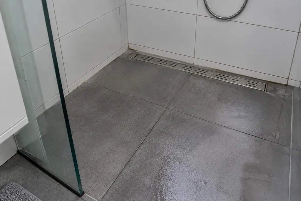 Lekdetectie Zevenhoven – lekkende inloopdouche met natte voegen