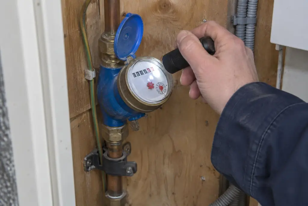 Lekdetectie Zevenhoven – watermeter in de meterkast controleren met een zaklamp